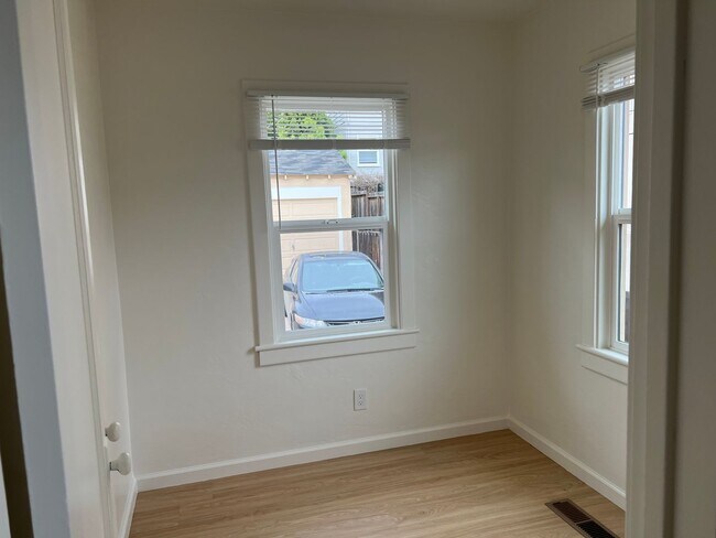 Building Photo - Larkin (492)