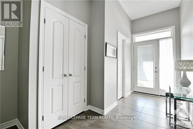 Building Photo - 793 Hazelnut Crescent