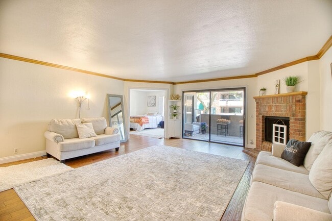 Building Photo - 8840 Villa La Jolla Dr