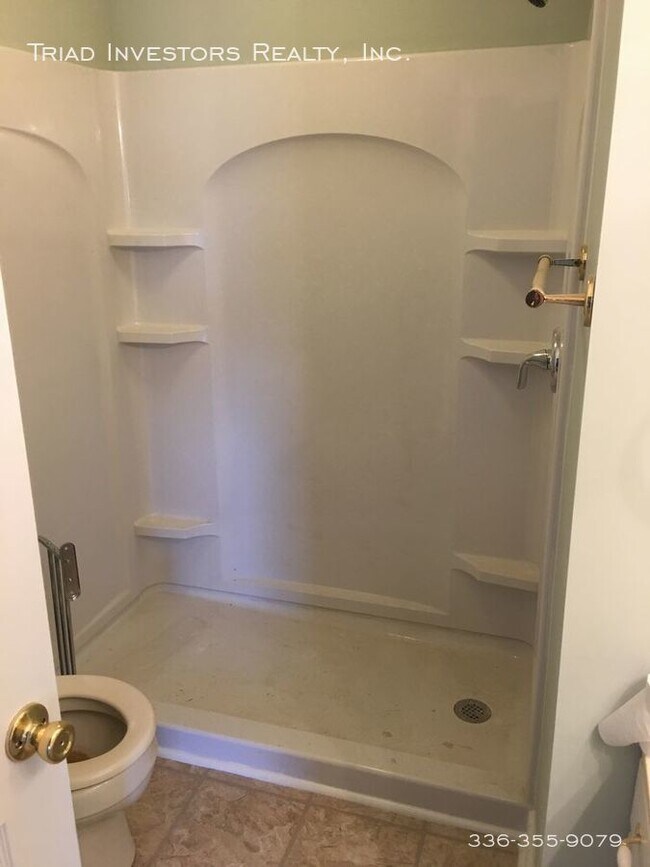 Building Photo - Two bedroom, one bath in Northern Greeensboro