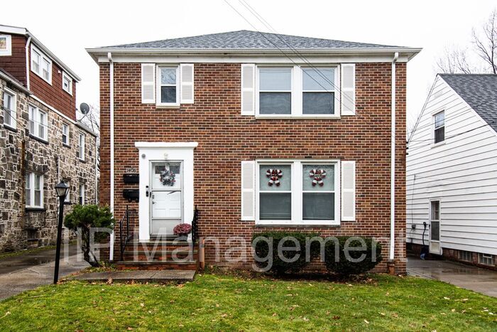 Primary Photo - Super Nice 2BR 1BA Upper Unit in South Euc...