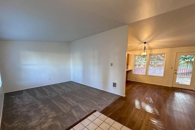 Building Photo - Nice 3 bd Rambler Availalbe for move in Oc...