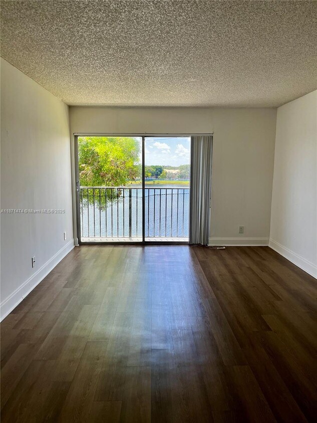 Foto principal - 8600 N Sherman Cir