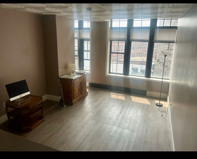 Building Photo - One bedroom apartment in downtown Lowell