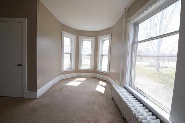 Building Photo - 1616 S Riverfront Dr