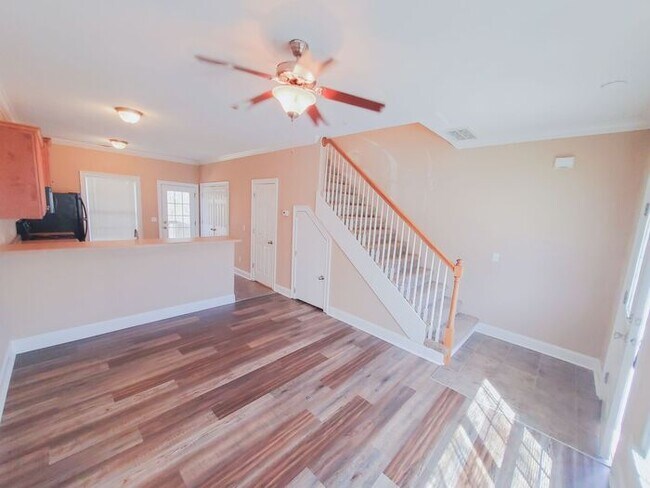 Building Photo - 2 Bed, 1.5 bath in Quiet and Serene Townho...