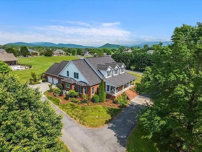 Building Photo - Luxury & Convenience!!