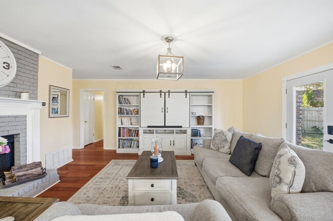 Building Photo - 7477 Baywoods Ln