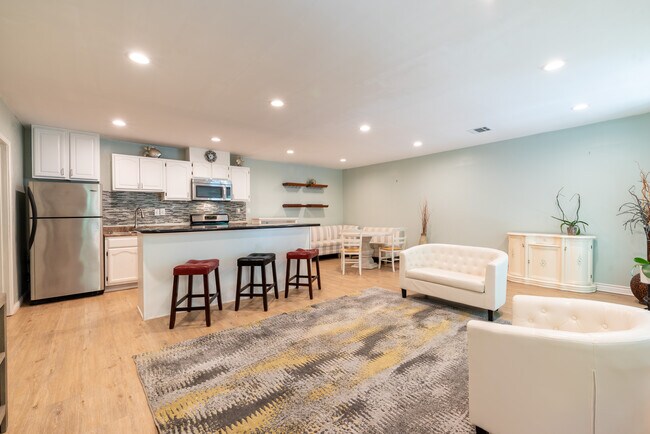 Building Photo - 4972 Brewster Dr