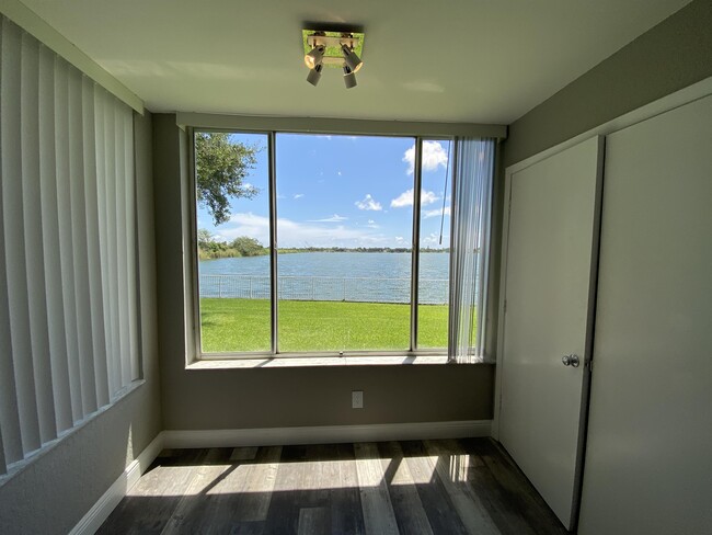 Foto del edificio - 2890 N Oakland Forest Dr