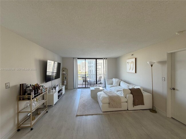 Foto del edificio - 3300 NE 192 St