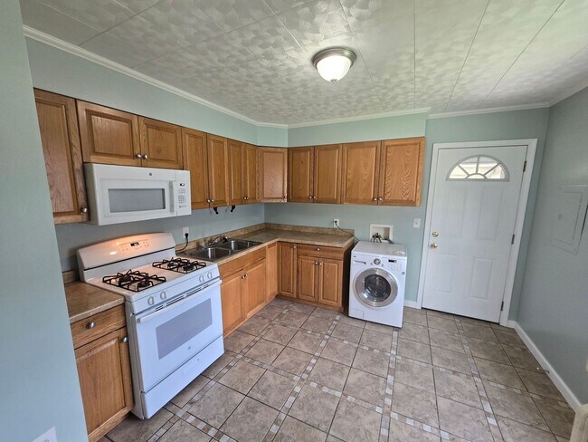 Foto del edificio - 2 bedroom home in Petersburg