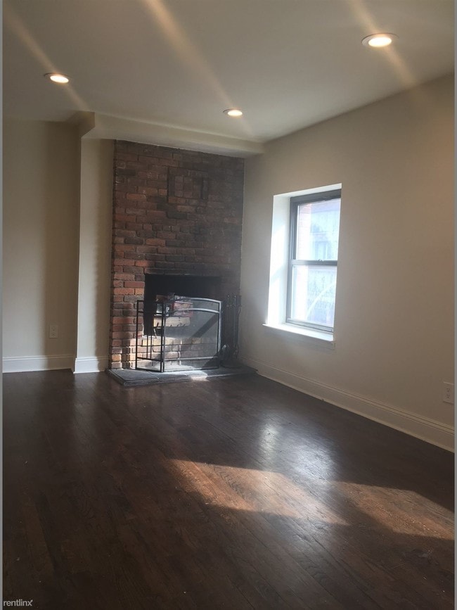 Building Photo - 171 W 23rd St