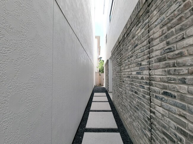 Building Photo - 5709A Larkin St