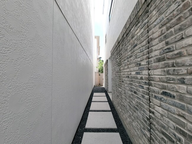 Foto del edificio - 5709A Larkin St