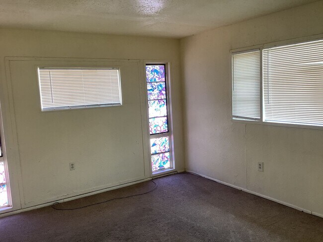 Building Photo - Great property in a quiet neighborhood.