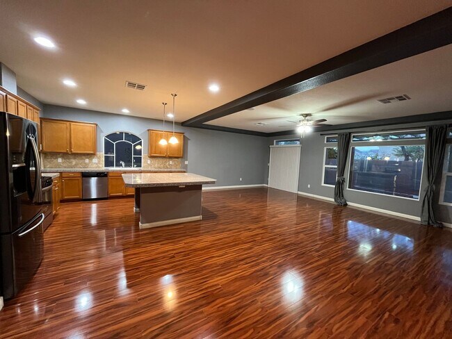 Foto del edificio - Desirable 4 Bedroom 2.5. Bathroom home in ...