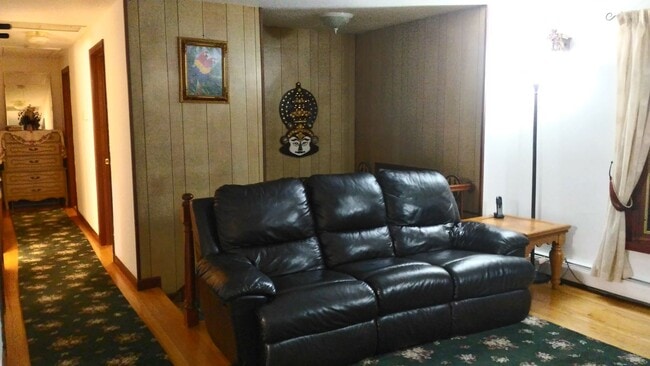 Building Photo - Spacious 4 bedroom 2.5 bath house in Walli...