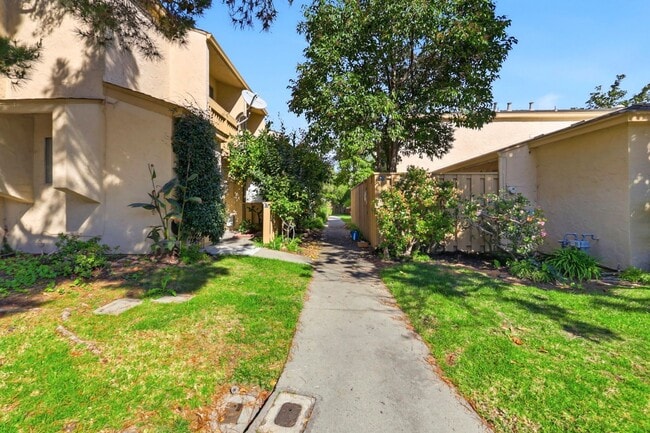 Sunset Park Townhouse Available for Rent! - Sunset Park Townhouse Available for Rent!