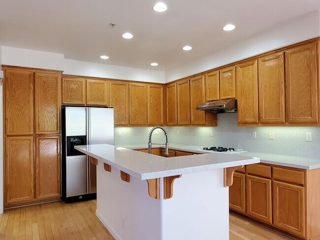 Foto del edificio - Spacious 2-story, Gorgeous Inside, Seclude...