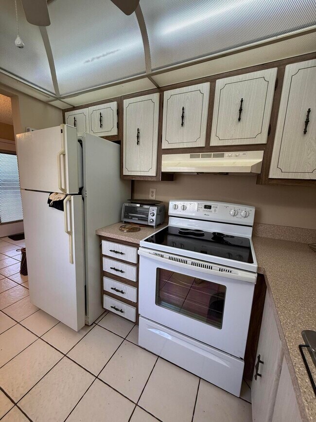 Building Photo - 894 Flanders S