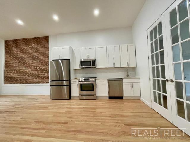 Foto del edificio - 4 bedroom in BROOKLYN NY 11207