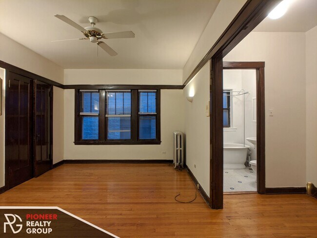 Building Photo - 816 W Waveland