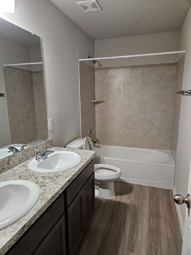 Building Photo - Spacious 4 Bed Home with Large Backyard Near Major Employers in Hempstead