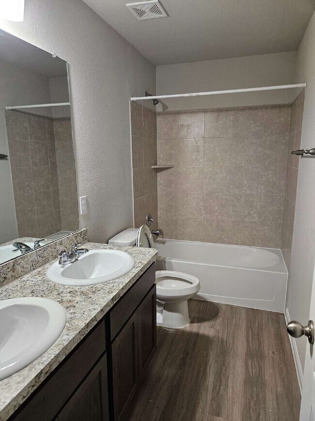 Foto del edificio - Spacious 4 Bed Home with Large Backyard Near Major Employers in Hempstead