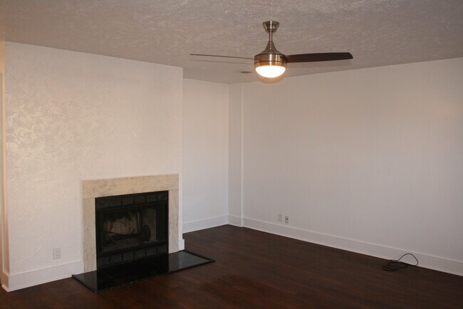 Building Photo - 402 S Timber Dr