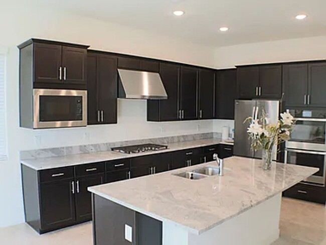 Foto del edificio - The gourmet kitchen features high-grade