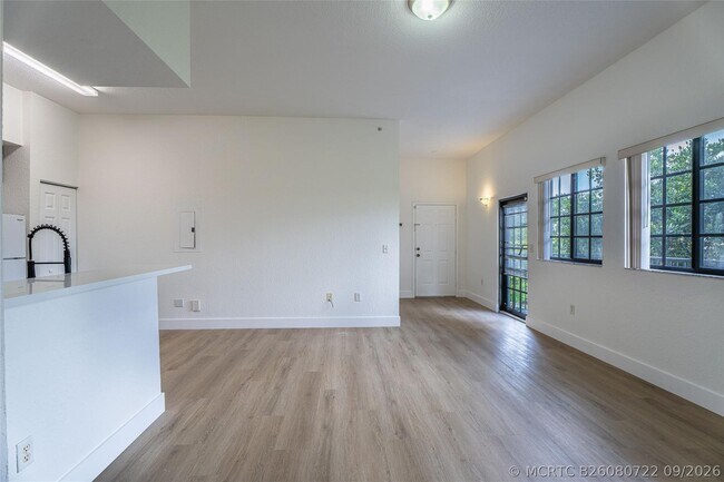 Building Photo - 2801 Riverside Dr