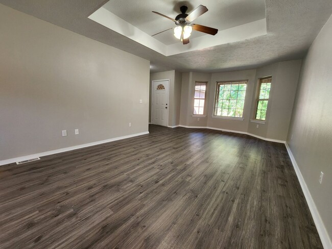 Building Photo - Spacious 3-Bedroom, 2-Bathroom Home AVAILA...
