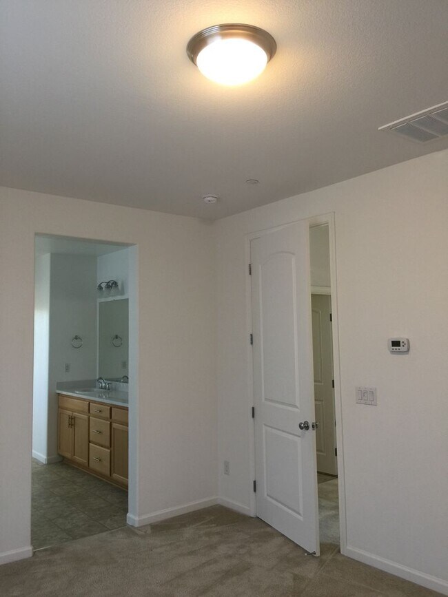 Foto del edificio - Spacious 3 Bedroom, newer home in South Sacramento