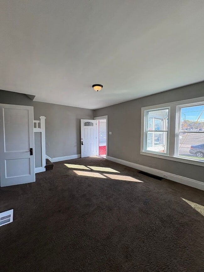 Building Photo - Three bedroom one bathroom townhouse for rent