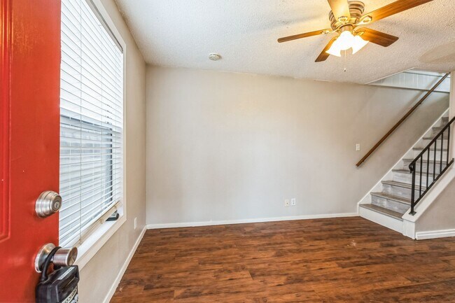 Building Photo - 2 Week Free Move-In Incentive! Lago Vista Living | 2 Bed | Private Yard | Lake Access + Amenities