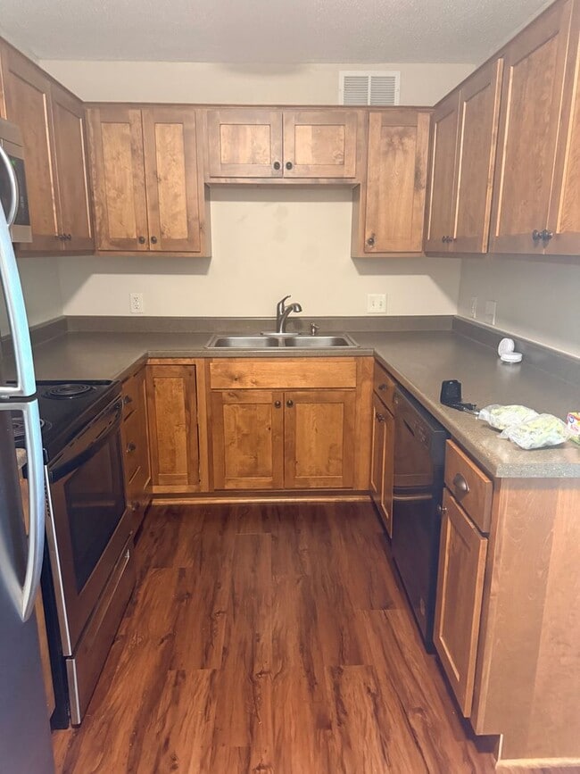 Building Photo - Spacious 2BR Condo – Pool Access & Utilities