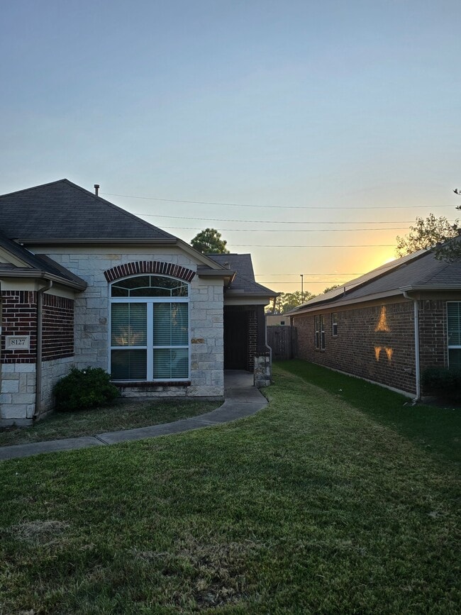 Building Photo - 8127 Redbud Point Ln