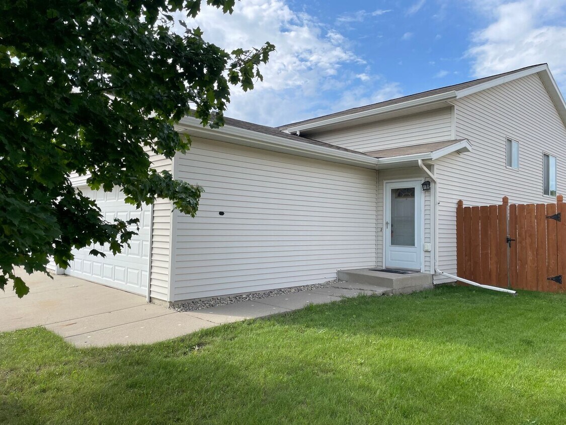 Primary Photo - 3 Bed Townhome with Fully Fenced Backyard ...