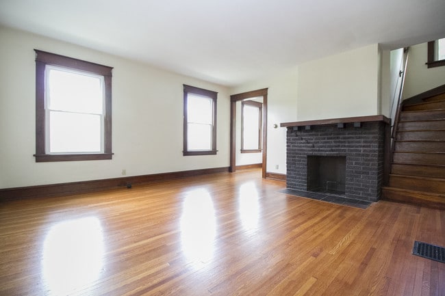 Building Photo - 701 Hampton Ave