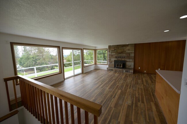 Building Photo - 4 bed, 2 bath, split level home in Sequim,...