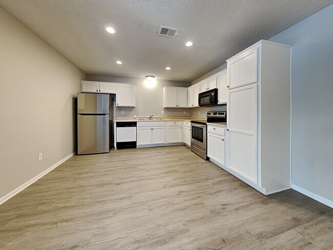 Building Photo - 512 NW Woodbury Dr