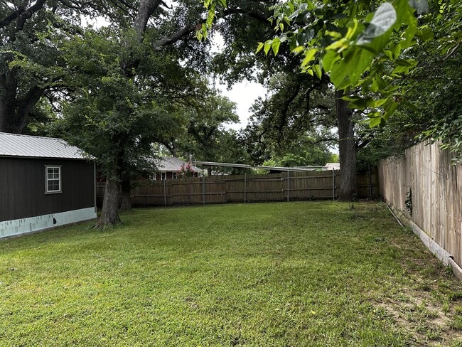 Building Photo - 906 Kingston Rd