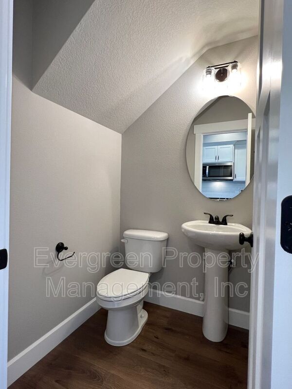 Building Photo - 1207 NE Henderson Dr