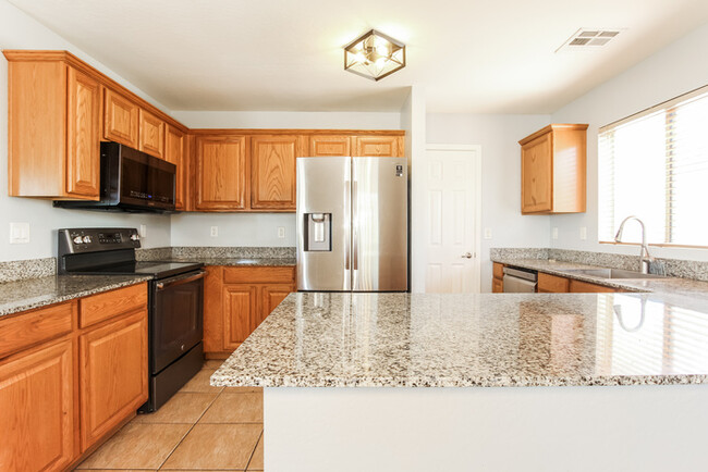 Foto del edificio - 4-Bedroom Home in Buckeye, AZ!