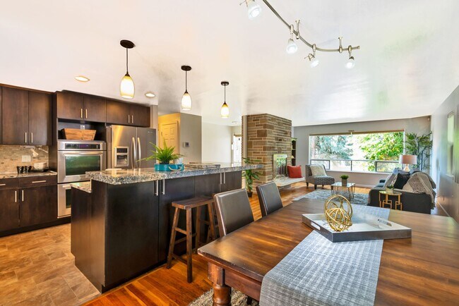 Foto del edificio - Spacious 3 Bed, 2.75 Bath Seward Park Home!