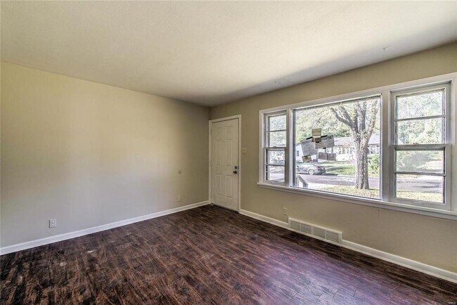 Building Photo - 4016 Jenny Dr