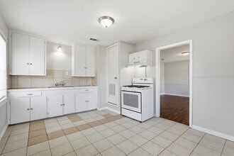 Building Photo - 729 13th Ave N