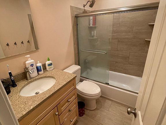Foto del edificio - 3019 Seven Oaks Pl