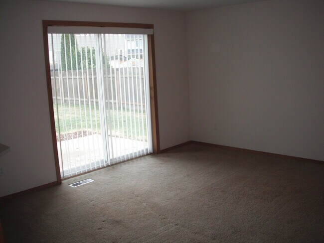 Foto del edificio - Spacious 4 Bedroom Home w/ Patio & Large F...